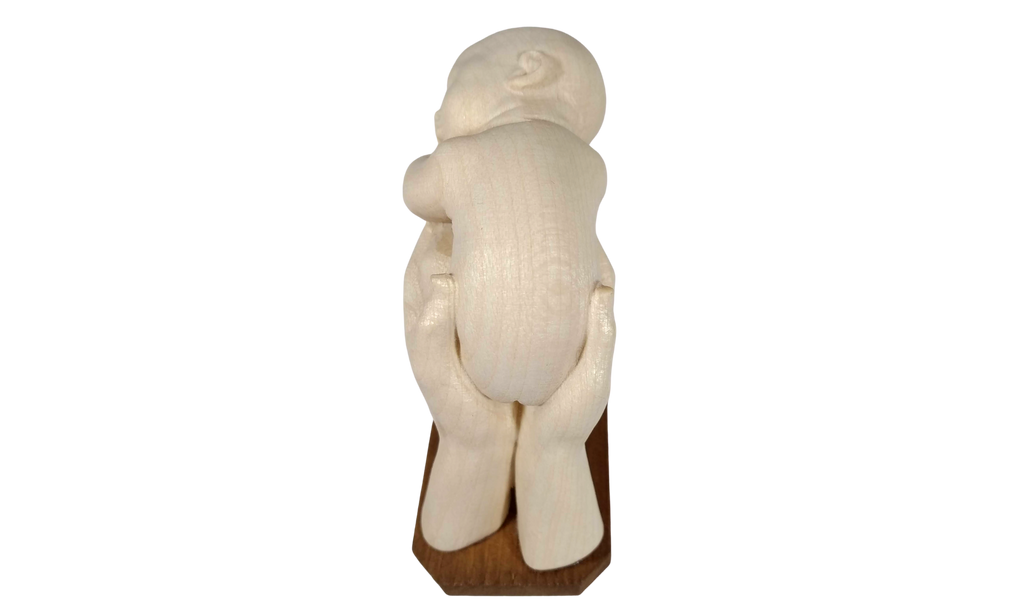 Bambino nelle mani